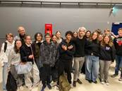 Une image contenant habits, personne, Visage humain, sourire

Le contenu généré par l’IA peut être incorrect.