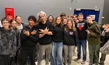 Une image contenant habits, personne, Visage humain, jeans

Le contenu généré par l’IA peut être incorrect.