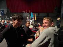 Une image contenant habits, personne, Visage humain, homme

Le contenu généré par l’IA peut être incorrect.